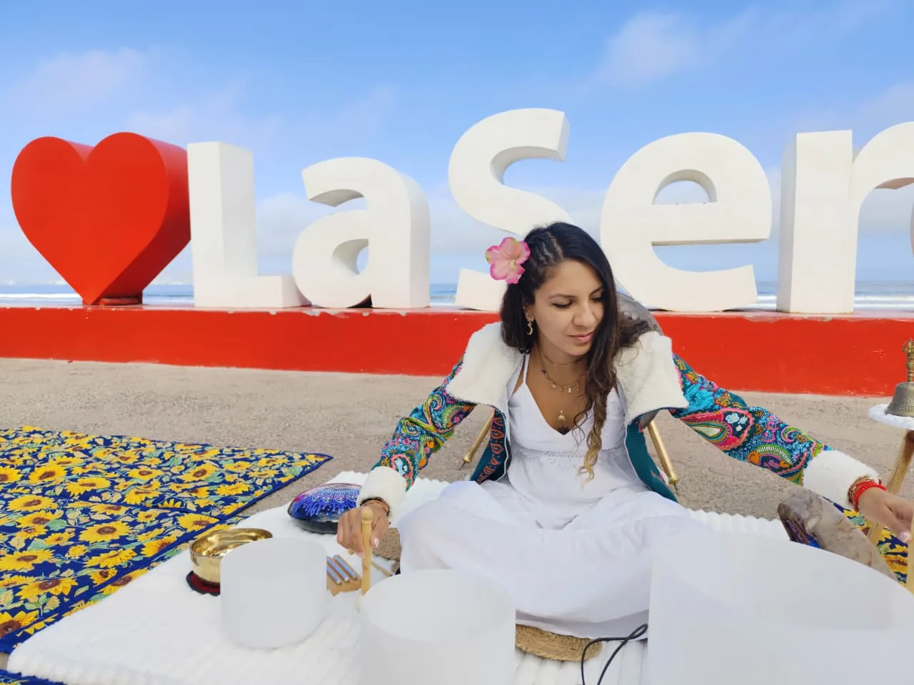 Sesión de sonoterapia junto al letrero de La Serena