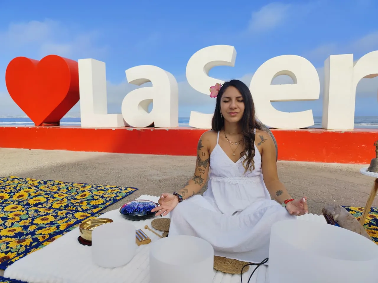 Meditación al aire libre frente al océano en La Serena